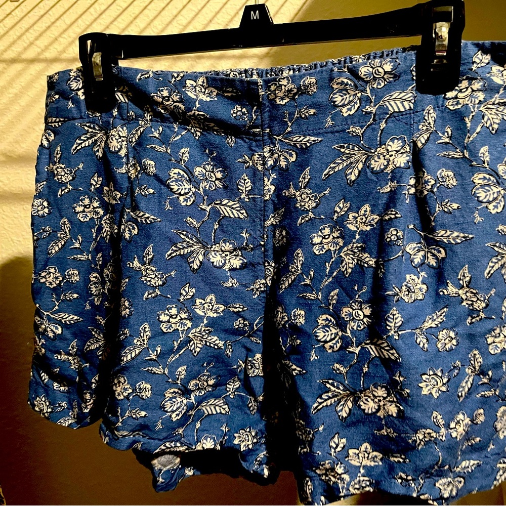Loft, linen blend pull on shorts. Size Medium